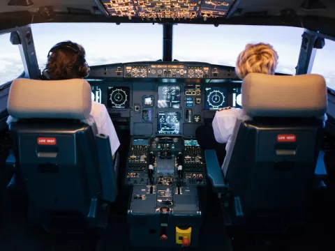 Na czym opiera się działalność centrum szkolenia pilotów?