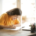 Studia czy kursy online Która ścieżka szybciej pomoże Ci rozwinąć karierę