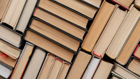 Introligator – zawód z tradycją. Na czym polega praca, zarobki i jak zostać specjalistą od oprawy książek