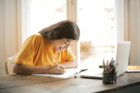 Studia czy kursy online Która ścieżka szybciej pomoże Ci rozwinąć karierę
