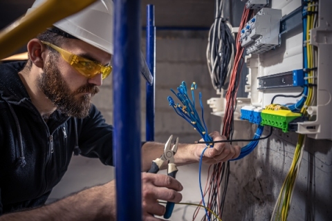 Własna firma elektryczna? Sprawdź, jak zdobyć niezbędne uprawnienia